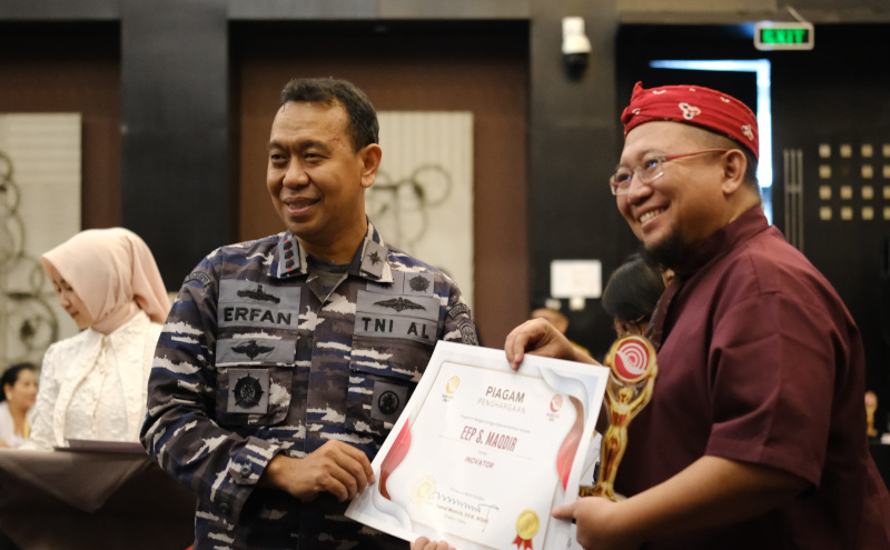 saat menerima penghargaan yang diberikan oleh Kolonel Laut Erfan Indra Darmawan Komandan Pangkalan Angkatan Laut (Lanal) Bandung.