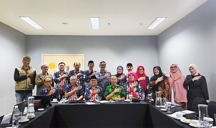 Foto bersama para peserta Rapat Kerja ADINKES Training Center yang dilaksanakan pada Jumat, 3 Juli 2026 di Hotel Rooms Inc d’Botanica Bandung - (Sumber: Humas ATC)