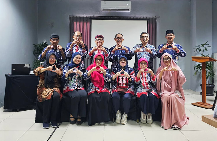 Foto bersama usai penutupan Rapat Kerja ADINKES Training Center - (Sumber: Humas ATC) 