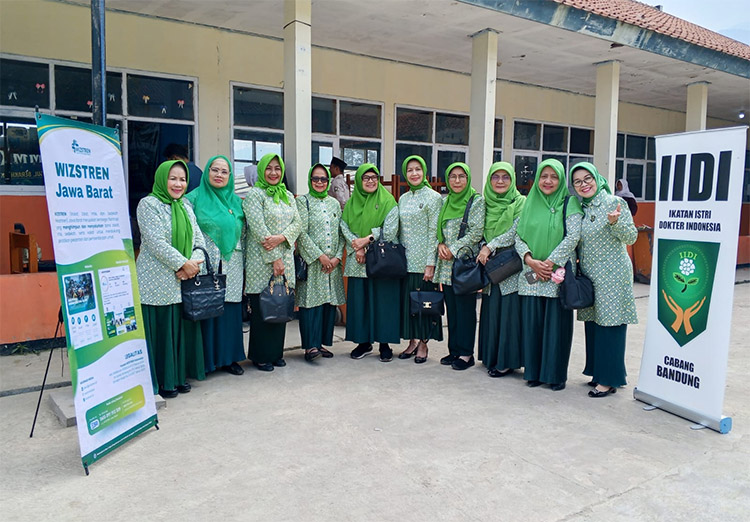 Foto bersama Tim Ikatan Istri Dokter Indonesia (IIDI) Cabang Bandung di depan Pondok Pesantren Daarut Tahfidz, Pasirlangu, Kecamatan Cisarua, Kabupaten Bandung Barat - (Sumber: Romli Burhani)