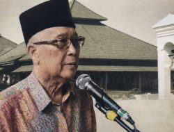 Dewan Harian Daerah Badan Pembudayaan Kejuang Provinsi Jawa Barat memberikan tanda penghargaan pemancangan bambu runcing berbendera merah putih kepada pejuang 45 Raden Haji Lily Sumantri