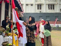 Prosesi Sakral Semua Ibu-Ibu Peserta Upacara 17 Agustus Mencuci Sang Saka Merah Putih di HUT RI ke-81