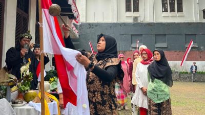 Prosesi Sakral Semua Ibu-Ibu Peserta Upacara 17 Agustus Mencuci Sang Saka Merah Putih di HUT RI ke-81