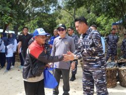 Kodaeral IV Gelar Aksi Bersih-Bersih Pantai Bersama Masyarakat Dalam Rangka Semangat HUT Ke-1 