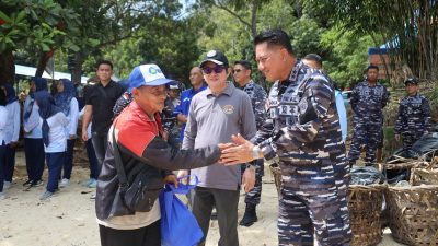 Kodaeral IV Gelar Aksi Bersih-Bersih Pantai Bersama Masyarakat Dalam Rangka Semangat HUT Ke-1 