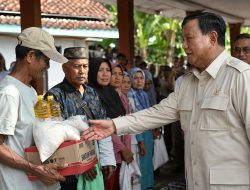 Mengucur ke Bawah atau Memberi Bantuan Langsung?