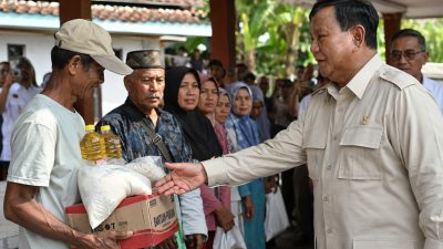Mengucur ke Bawah atau Memberi Bantuan Langsung?