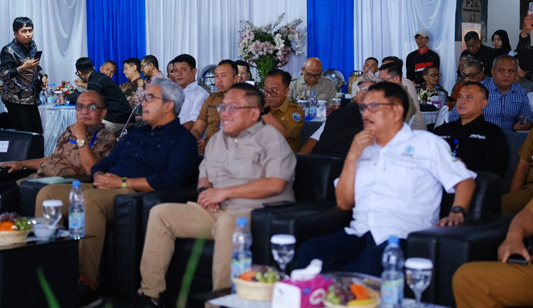Wali Kota Bandung, H. Muhammad Farhan, S.E. saat menghadiri acara "Syukuran Akbar Pembukaan Kembali Bandara Husein Sastranegara" di Pasar Baru Bandung pada Senin (21/09/2026)