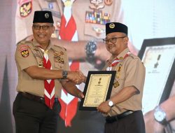 Mendikdasmen Terima Lencana Darma Bakti, Apresiasi atas Dedikasi bagi Gerakan Pramuka
