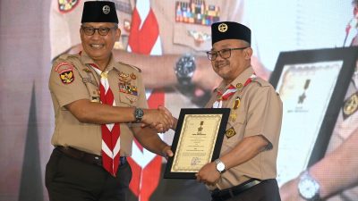Mendikdasmen Terima Lencana Darma Bakti, Apresiasi atas Dedikasi bagi Gerakan Pramuka