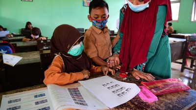 Mendikdasmen: Daerah yang Tidak Aman Tak Dianjurkan Tatap Muka di Sekolah