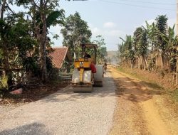 Tetes Air Mata Haru Asep Jena dan Warga, Jalan Penuh Lumpur Puluhan Tahun Itu Akhirnya Dibangun