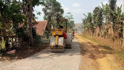 Tetes Air Mata Haru Asep Jena dan Warga, Jalan Penuh Lumpur Puluhan Tahun Itu Akhirnya Dibangun