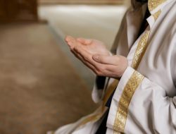 Ini 6 Doa agar Rezeki Datang dari Arah Tak Disangka, Syaratnya Serah Diri dan Tawakal