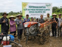 Keren, Buruh Tani Dapat Bantuan Alsintan