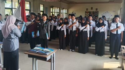 Disaksikan Ortu 76 Pengurus OSIS Smanka Dilantik, Dr Lely: Seleksinya Ketat, Calon Pemimpin Masa Depan