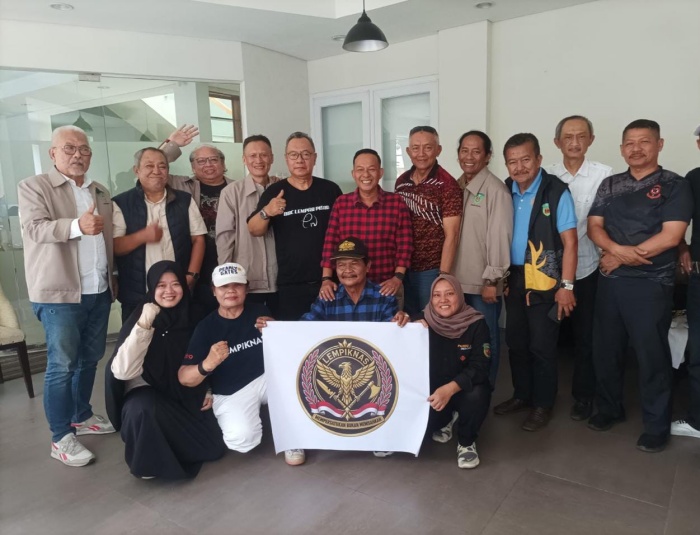 lempar pisau
