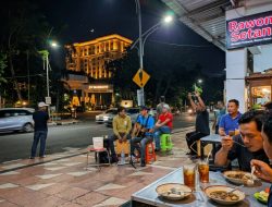 JW Marriott, Pengamen dan Rawon Setan: Sebuah Lanskap Kecil Tentang Kelas Sosial dan Wajah Indonesia