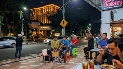 JW Marriott, Pengamen dan Rawon Setan: Sebuah Lanskap Kecil Tentang Kelas Sosial dan Wajah Indonesia