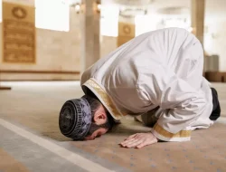 8 Cara Rasulullah SAW Menjaga Kekhusyukan dalam Salat, Salah Satunya  Memperbanyak Doa Saat Sujud 